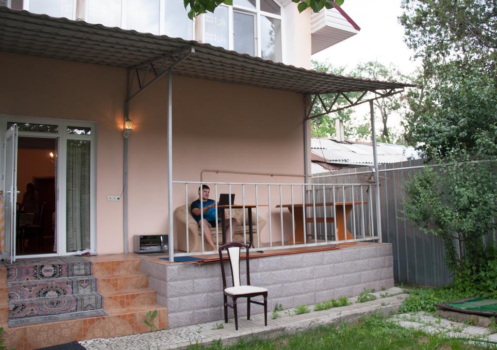 Almaty Backpackers Hostel Buitenkant foto