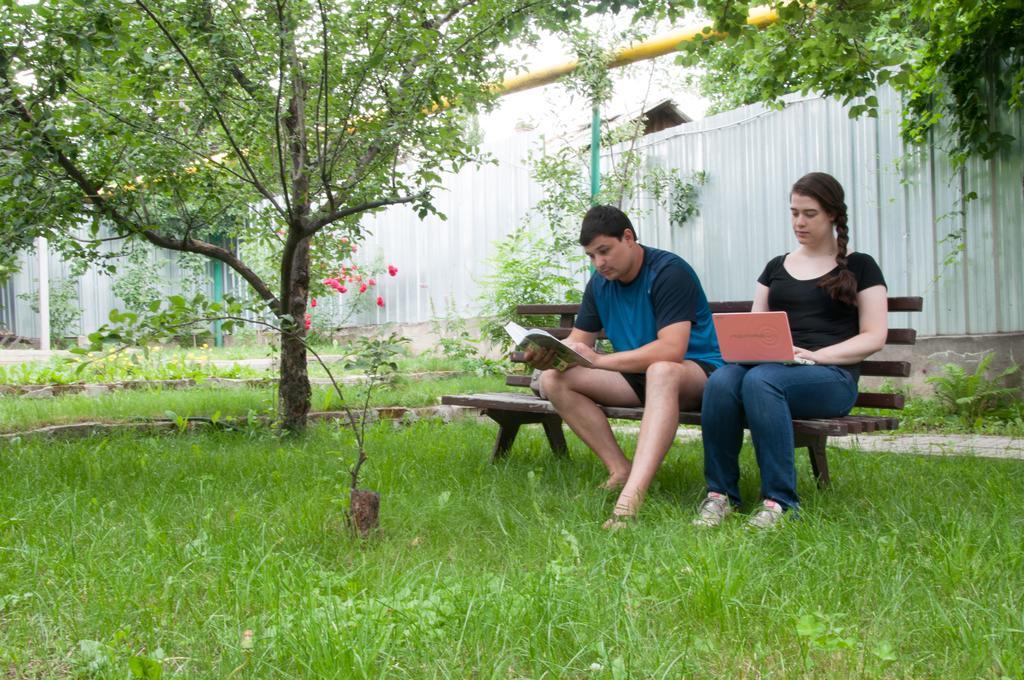 Almaty Backpackers Hostel Buitenkant foto