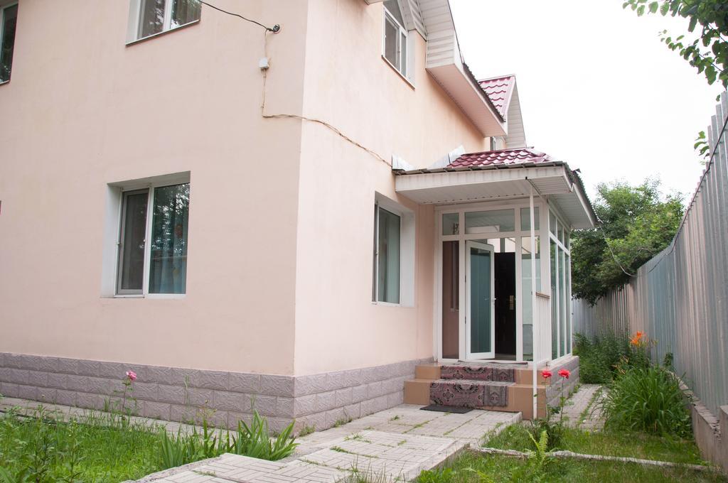 Almaty Backpackers Hostel Buitenkant foto